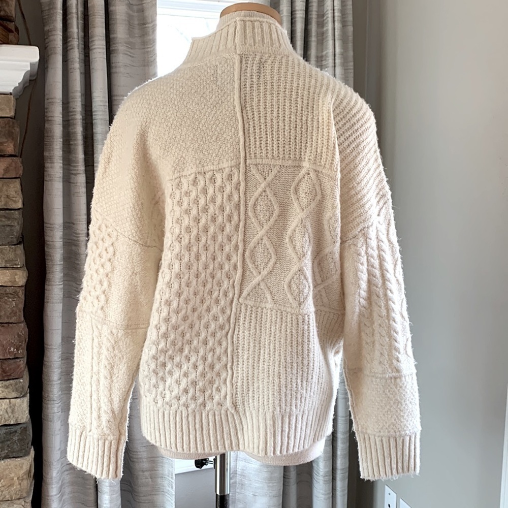 American Eagle sz M cream colored chunky knit sweater - Picture 3 of 6